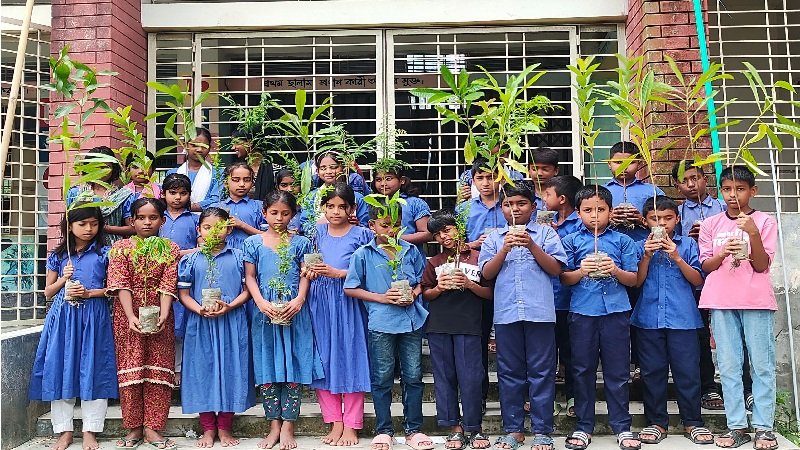 টাঙ্গাইলে জলবায়ু পরিবর্তন মোকাবিলায় শিক্ষার্থীদের মাঝে গাছের চারা বিতরণ